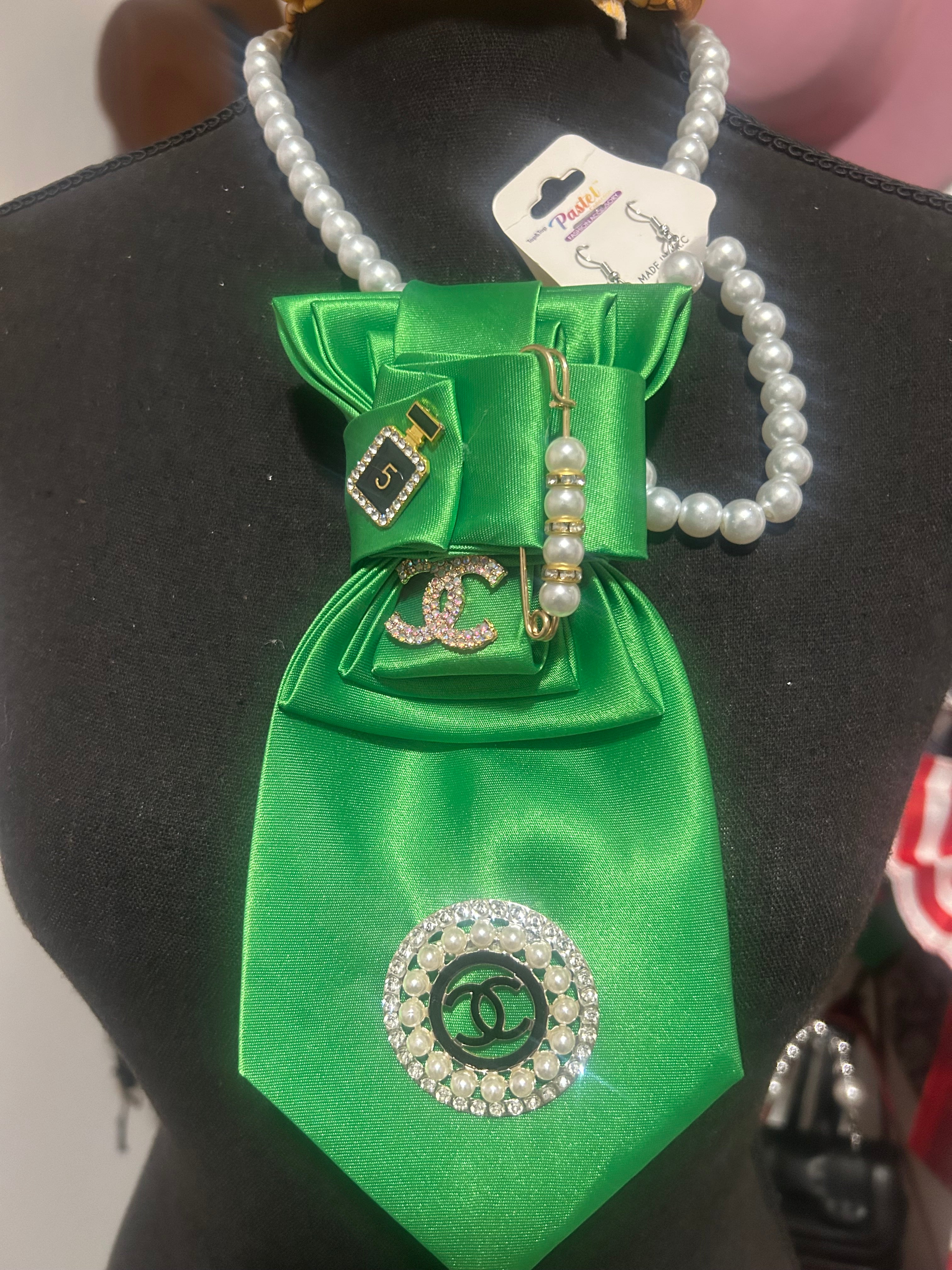 Green Tie Necklace/white Pearls